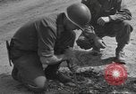 Immagine di Soldato disinnescare un tedesco Teller miniera Pont Bellenger Francia, 1944, secondo 22 filmato di repertorio 65675057863
