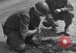 Immagine di Soldato disinnescare un tedesco Teller miniera Pont Bellenger Francia, 1944, secondo 23 filmato di repertorio 65675057863