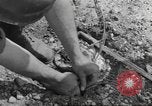 Immagine di Soldato disinnescare un tedesco Teller miniera Pont Bellenger Francia, 1944, secondo 27 filmato di repertorio 65675057863