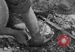 Immagine di Soldato disinnescare un tedesco Teller miniera Pont Bellenger Francia, 1944, secondo 29 filmato di repertorio 65675057863