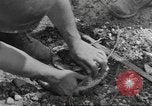 Immagine di Soldato disinnescare un tedesco Teller miniera Pont Bellenger Francia, 1944, secondo 30 filmato di repertorio 65675057863