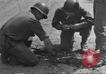 Immagine di Soldato disinnescare un tedesco Teller miniera Pont Bellenger Francia, 1944, secondo 34 filmato di repertorio 65675057863