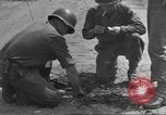 Immagine di Soldato disinnescare un tedesco Teller miniera Pont Bellenger Francia, 1944, secondo 35 filmato di repertorio 65675057863