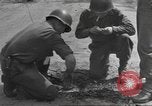 Immagine di Soldato disinnescare un tedesco Teller miniera Pont Bellenger Francia, 1944, secondo 36 filmato di repertorio 65675057863