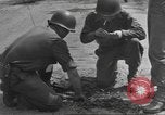 Immagine di Soldato disinnescare un tedesco Teller miniera Pont Bellenger Francia, 1944, secondo 37 filmato di repertorio 65675057863
