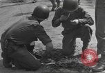 Immagine di Soldato disinnescare un tedesco Teller miniera Pont Bellenger Francia, 1944, secondo 38 filmato di repertorio 65675057863