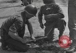 Immagine di Soldato disinnescare un tedesco Teller miniera Pont Bellenger Francia, 1944, secondo 39 filmato di repertorio 65675057863
