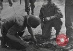 Immagine di Soldato disinnescare un tedesco Teller miniera Pont Bellenger Francia, 1944, secondo 42 filmato di repertorio 65675057863