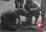 Immagine di Soldato disinnescare un tedesco Teller miniera Pont Bellenger Francia, 1944, secondo 43 filmato di repertorio 65675057863