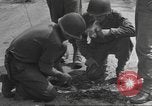Immagine di Soldato disinnescare un tedesco Teller miniera Pont Bellenger Francia, 1944, secondo 44 filmato di repertorio 65675057863