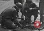 Immagine di Soldato disinnescare un tedesco Teller miniera Pont Bellenger Francia, 1944, secondo 45 filmato di repertorio 65675057863