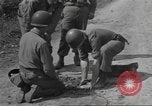 Immagine di Soldato disinnescare un tedesco Teller miniera Pont Bellenger Francia, 1944, secondo 46 filmato di repertorio 65675057863