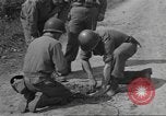 Immagine di Soldato disinnescare un tedesco Teller miniera Pont Bellenger Francia, 1944, secondo 47 filmato di repertorio 65675057863