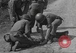 Immagine di Soldato disinnescare un tedesco Teller miniera Pont Bellenger Francia, 1944, secondo 48 filmato di repertorio 65675057863