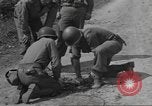 Immagine di Soldato disinnescare un tedesco Teller miniera Pont Bellenger Francia, 1944, secondo 49 filmato di repertorio 65675057863