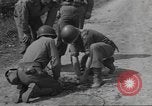 Immagine di Soldato disinnescare un tedesco Teller miniera Pont Bellenger Francia, 1944, secondo 50 filmato di repertorio 65675057863