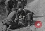 Immagine di Soldato disinnescare un tedesco Teller miniera Pont Bellenger Francia, 1944, secondo 51 filmato di repertorio 65675057863