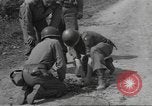 Immagine di Soldato disinnescare un tedesco Teller miniera Pont Bellenger Francia, 1944, secondo 52 filmato di repertorio 65675057863