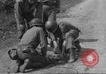 Immagine di Soldato disinnescare un tedesco Teller miniera Pont Bellenger Francia, 1944, secondo 53 filmato di repertorio 65675057863