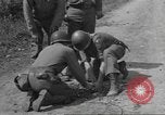 Immagine di Soldato disinnescare un tedesco Teller miniera Pont Bellenger Francia, 1944, secondo 54 filmato di repertorio 65675057863
