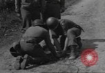 Immagine di Soldato disinnescare un tedesco Teller miniera Pont Bellenger Francia, 1944, secondo 55 filmato di repertorio 65675057863