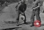 Immagine di Soldato disinnescare un tedesco Teller miniera Pont Bellenger Francia, 1944, secondo 56 filmato di repertorio 65675057863
