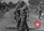 Immagine di Soldato disinnescare un tedesco Teller miniera Pont Bellenger Francia, 1944, secondo 57 filmato di repertorio 65675057863