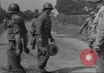 Immagine di Soldato disinnescare un tedesco Teller miniera Pont Bellenger Francia, 1944, secondo 58 filmato di repertorio 65675057863