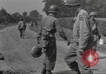 Immagine di Soldato disinnescare un tedesco Teller miniera Pont Bellenger Francia, 1944, secondo 59 filmato di repertorio 65675057863