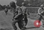 Immagine di Soldato disinnescare un tedesco Teller miniera Pont Bellenger Francia, 1944, secondo 60 filmato di repertorio 65675057863