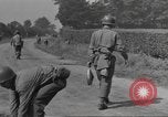 Immagine di Soldato disinnescare un tedesco Teller miniera Pont Bellenger Francia, 1944, secondo 61 filmato di repertorio 65675057863