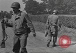 Immagine di Soldato disinnescare un tedesco Teller miniera Pont Bellenger Francia, 1944, secondo 62 filmato di repertorio 65675057863