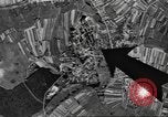Standbild Bombe beschädigt Merkwiller Frankreich, 1945, aus Sekunde 14 historischem Filmmaterial Videoclip 65675057870
