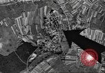 Standbild Bombe beschädigt Merkwiller Frankreich, 1945, aus Sekunde 17 historischem Filmmaterial Videoclip 65675057870