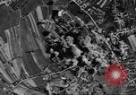 Standbild Bombe beschädigt Merkwiller Frankreich, 1945, aus Sekunde 27 historischem Filmmaterial Videoclip 65675057870