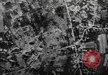 Standbild Bombe beschädigt Merkwiller Frankreich, 1945, aus Sekunde 45 historischem Filmmaterial Videoclip 65675057870