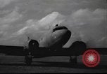 Immagine di Joe generale Stilwell visite General Frank Merrill nella seconda guerra mondiale Ceylon, 1944, secondo 9 filmato di repertorio 65675057875