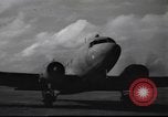 Immagine di Joe generale Stilwell visite General Frank Merrill nella seconda guerra mondiale Ceylon, 1944, secondo 10 filmato di repertorio 65675057875