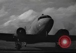Immagine di Joe generale Stilwell visite General Frank Merrill nella seconda guerra mondiale Ceylon, 1944, secondo 11 filmato di repertorio 65675057875