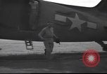 Immagine di Joe generale Stilwell visite General Frank Merrill nella seconda guerra mondiale Ceylon, 1944, secondo 17 filmato di repertorio 65675057875