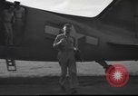 Immagine di Joe generale Stilwell visite General Frank Merrill nella seconda guerra mondiale Ceylon, 1944, secondo 18 filmato di repertorio 65675057875