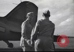 Immagine di Joe generale Stilwell visite General Frank Merrill nella seconda guerra mondiale Ceylon, 1944, secondo 21 filmato di repertorio 65675057875