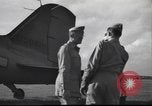 Immagine di Joe generale Stilwell visite General Frank Merrill nella seconda guerra mondiale Ceylon, 1944, secondo 22 filmato di repertorio 65675057875