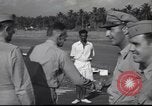 Immagine di Joe generale Stilwell visite General Frank Merrill nella seconda guerra mondiale Ceylon, 1944, secondo 25 filmato di repertorio 65675057875