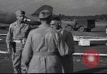 Immagine di Joe generale Stilwell visite General Frank Merrill nella seconda guerra mondiale Ceylon, 1944, secondo 28 filmato di repertorio 65675057875