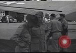Immagine di Joe generale Stilwell visite General Frank Merrill nella seconda guerra mondiale Ceylon, 1944, secondo 29 filmato di repertorio 65675057875