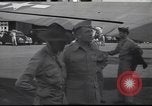Immagine di Joe generale Stilwell visite General Frank Merrill nella seconda guerra mondiale Ceylon, 1944, secondo 30 filmato di repertorio 65675057875