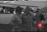 Immagine di Joe generale Stilwell visite General Frank Merrill nella seconda guerra mondiale Ceylon, 1944, secondo 31 filmato di repertorio 65675057875