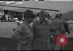 Immagine di Joe generale Stilwell visite General Frank Merrill nella seconda guerra mondiale Ceylon, 1944, secondo 32 filmato di repertorio 65675057875