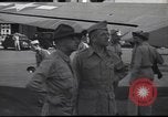 Immagine di Joe generale Stilwell visite General Frank Merrill nella seconda guerra mondiale Ceylon, 1944, secondo 33 filmato di repertorio 65675057875
